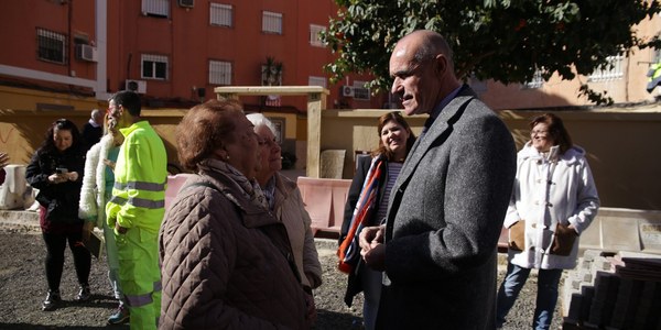 El Ayuntamiento de Sevilla finaliza este mes las obras de renovación de redes y reurbanización de la calle Jilguero, en Los Pajaritos, con casi 667.000 euros de inversión y en el marco del Plan Integral de Tres Barrios-Amate