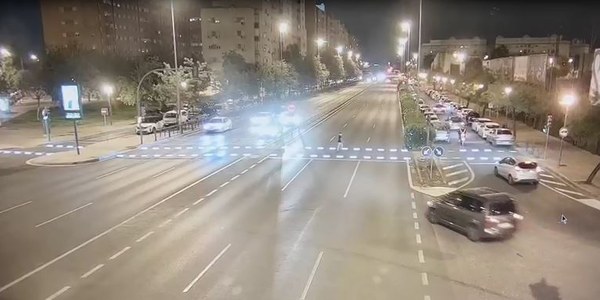 El Ayuntamiento de Sevilla instala dos nuevos pasos de peatones luminosos y otro inteligente detector de personas en la Ronda Urbana Norte dentro de las medidas de seguridad vial y de calmado de tráfico