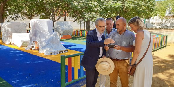 El Ayuntamiento de Sevilla licita las obras para instalar nuevos juegos infantiles en los colegios Toribio de Velasco, Valeriano Bécquer y Emilio Prados del Distrito Cerro-Amate con una inversión de 96.000 euros