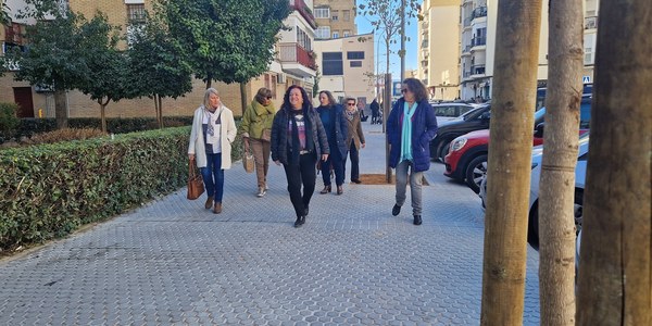 El Ayuntamiento de Sevilla mejora los itinerarios peatonales y la accesibilidad y planta 6 árboles en la calle Evangelista en Triana dentro del plan de conservación y mantenimiento del viario público