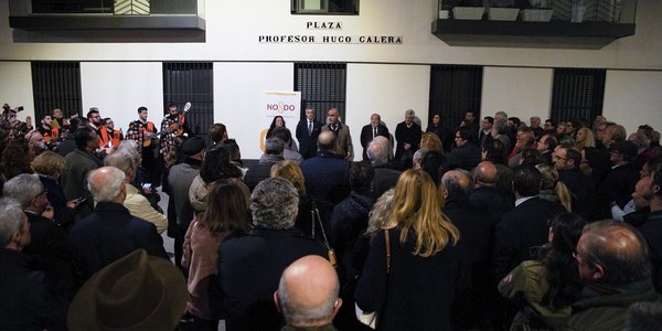 El Ayuntamiento de Sevilla rinde homenaje al doctor y catedrático Hugo Galera y al compositor y cofrade Bienvenido Puelles con la rotulación de una plaza y una calle, respectivamente, con sus nombres en Triana