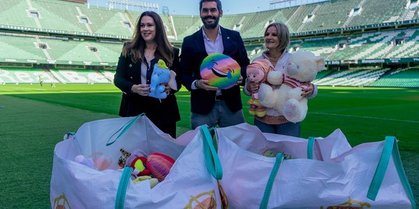 El Ayuntamiento destina a la cabalgata del Distrito Sur y a proyectos solidarios los juguetes cedidos por el Real Betis Balompié en su ‘Lluvia de Peluches’