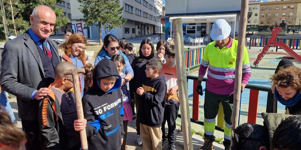 El Ayuntamiento eliminará el montículo de Nuevo Amate para ampliar la zona de juegos infantiles y planta 31 nuevos árboles que proyectarán sombra a los itinerarios peatonales y escolares y a los espacios de convivencia vecinal