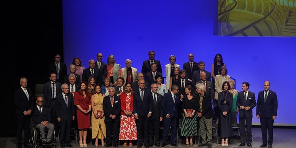 El Ayuntamiento entrega los reconocimientos con motivo del Día de San Fernando a personas e instituciones vinculadas a la ciudad y distingue a Paz Vega como Hija Predilecta de Sevilla y a Kiko Veneno y José Elías Bonells como Hijos Adoptivos, este último a título póstumo