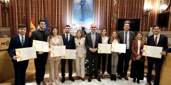 El Ayuntamiento entrega los X Premios Joven a la Cultura Científica a estudiantes e investigadores por trabajos relacionados con la salud, la psicología, la física, la educación o la seguridad alimentaria