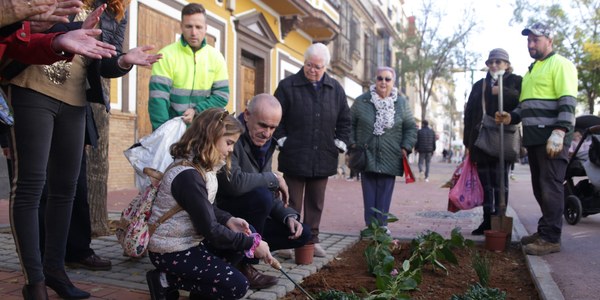 El Ayuntamiento inicia el asfaltado de la calle Jorge de Montemayor para permitir su reapertura al tráfico a mediados de la próxima semana y la recuperación de la Línea 11 de Tussam desde el 6 de marzo con nuevas paradas en el marco del gran proyecto de transformación urbana de la Avenida de la Cruz Roja y su entorno