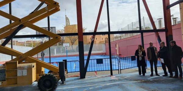 El Ayuntamiento inicia las obras del cerramiento del Centro Deportivo de Tiro de Línea que permitirá ampliar la oferta del IMD y el alcalde anuncia el inminente comienzo de las mejoras para el espacio ciudadano de Los Alambres y la puesta en marcha de la plataforma online para el mercado de abastos del barrio