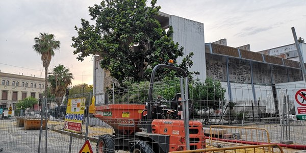 El Ayuntamiento inicia las obras  para la reurbanización del entorno de la Parroquia de Nuestra Señora de Los Remedios, que incluyen mejoras de acerado, accesibilidad y de adecuación de los accesos a los garajes y que cuentan con un presupuesto de 131.500 euros