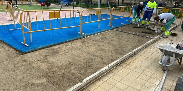El Ayuntamiento inicia obras de ampliación y renovación de aceras de varias calles de Rochelambert y Tiro de Línea que inciden en la accesibilidad y mejorará el pavimento frente a la parroquia de la Hermandad de Torreblanca