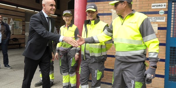 El Ayuntamiento invierte 2,49 millones de euros para reforzar la flota de vehículos de limpieza y recogida de residuos en el marco de la estrategia de Lipasam para mejorar sus servicios