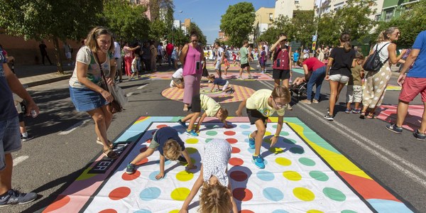 El Ayuntamiento lleva mañana a la Avenida de las Ciencias de Sevilla Este una nueva edición de ‘Calle Cultura’, que contará con juegos infantiles, jam sesión de electrónica ilustrada, puesto de libros y talleres de skateboard, breakdance, parkour, flamenco, instrumentos musicales, maquillaje anime o huertos urbanos