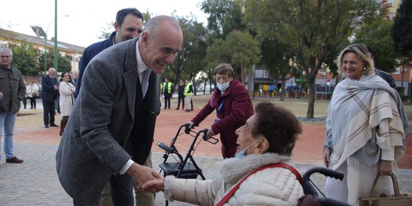 El Ayuntamiento ultima las obras de reurbanización integral de la Plaza del Hangar, en Sevilla Este, con itinerarios peatonales, renovación del pavimento y las redes de agua, nueva iluminación, mejora de las áreas de juegos infantiles y más espacios verdes y árboles tras una inversión de 774.000 euros