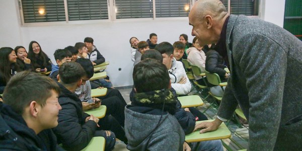 El Ayuntamiento organiza charlas de investigadoras en once institutos de la ciudad para promover entre las alumnas el interés por las carreras de ciencias, ingenierías, tecnologías y matemáticas y en el marco de la Mesa de la Ciencia de Sevilla
