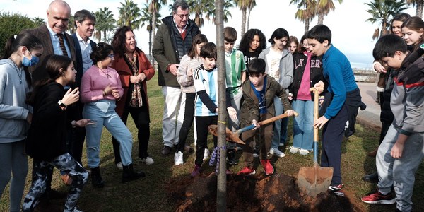 El Ayuntamiento planta 300 nuevos árboles que refuerzan el Parque Vega de Triana como pulmón verde del barrio y en el marco del objetivo de alcanzar este año los 5.000 ejemplares más en el conjunto de la ciudad