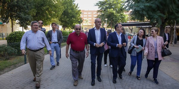 El Ayuntamiento pone en marcha un paquete de obras en las calles Baltasar Gracián, Manuel Ramón Alarcón, Jerusalén, Tharsis, Arroyo y Éfeso para mejorar aceras, calzadas y los accesos al CEIP Miguel Hernández con una inversión de 345.000 euros y en el marco de los compromisos asumidos por el alcalde con vecinos de las barriadas de San José Obrero, Tartessos o Huerta de Santa Teresa del Distrito San Pablo-Santa Justa