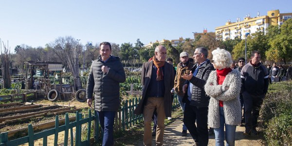 El Ayuntamiento potencia el programa de huertos urbanos en el Parque de Miraflores al colaborar en un nuevo proyecto de economía circular y reciclaje de residuos impulsado por los hortelanos, el IES Híspalis, la Universidad de Sevilla y el Distrito Norte