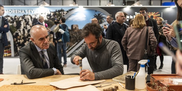 El Ayuntamiento presenta por vez primera en FITUR una guía de establecimientos emblemáticos de la ciudad y promociona el arte sacro y una nueva generación de artesanos sevillanos