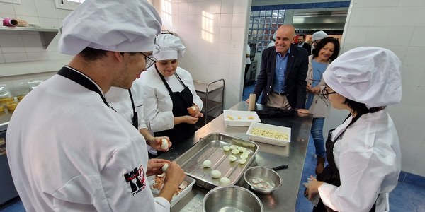 El Ayuntamiento ejecutó programas laborales que beneficiaron a 11.698 personas desempleadas e impulsó 3.241 contratos de trabajo en un 2022 en el que la ciudad de Sevilla bajó de la barrera de las 63.000 personas paradas, el menor nivel en 14 años