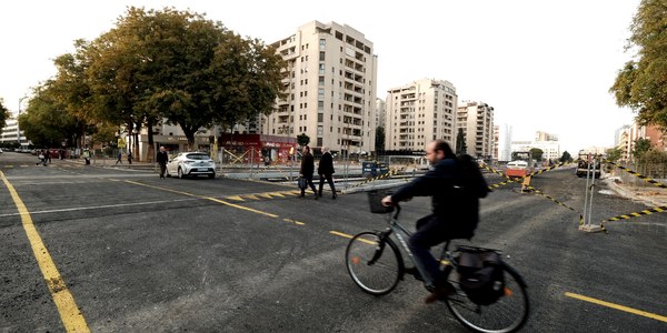 El Ayuntamiento reabre al tráfico el cruce de las calles Camilo José Cela y Santa Joaquina de Vedruna para facilitar la movilidad en las calles interiores de San Francisco Javier y permite el giro a la izquierda desde Kansas City hacia Luis Montoto para una mayor fluidez con destino a la Avenida de Andalucía y vías interiores de Luis de Morales