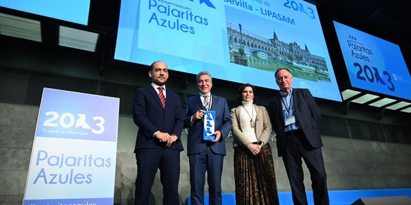 El Ayuntamiento recibe tres premios ‘Pajaritas Azules’ como reconocimiento a la recogida selectiva de papel y cartón
