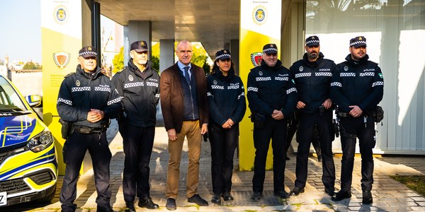 El Ayuntamiento refuerza su estrategia para impulsar un turismo más sostenible y la convivencia vecinal con la reorganización de la Policía Turística, que cuenta a partir de ahora con un total de 34 agentes y sede propia en el Centro de Atención al Visitante de Marqués de Contadero