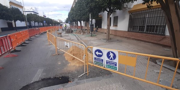 El Ayuntamiento renueva las aceras de las calles Almirante Topete, en Tiro de Línea, Padre Damián, en Los Remedios, y Estola, en Torreblanca, con mejoras del pavimento, la accesibilidad y los alcorques