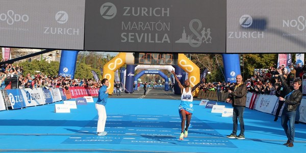 El Ayuntamiento repasa el pavimento de todo el circuito por el que discurrirá el Zurich Maratón de Sevilla