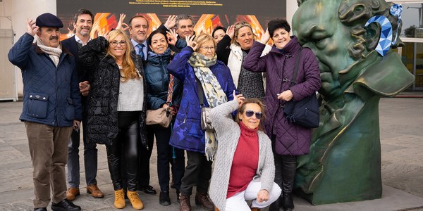 El Ayuntamiento respalda una iniciativa para visibilizar la importancia de los implantes cocleares en personas con diversidad funcional auditiva con la colocación de uno de ellos en una de las estatuas de los Goya que se encuentran en la ciudad con motivo de la celebración de la gala de estos premios en Sevilla