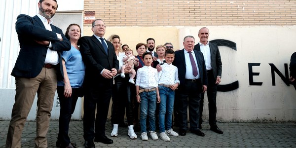 El Ayuntamiento rinde homenaje al capataz Carlos Villanueva con la rotulación de una calle con su nombre en el barrio del Tiro de Línea por su vinculación con la Hermandad de Santa Genoveva