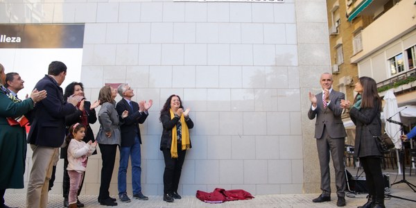El Ayuntamiento rotula la Plaza Joaquín Arbide en el Distrito Triana como reconocimiento a la trayectoria de este periodista y escritor