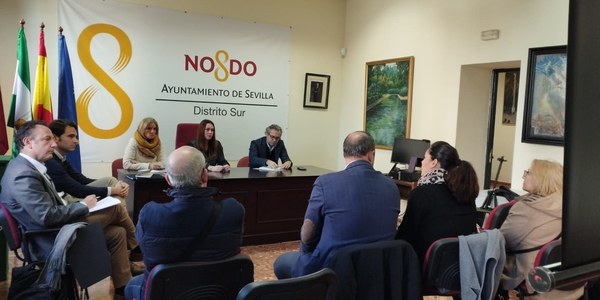 El Ayuntamiento se reúne con vecinos de Cross Pirotecnia para abordar medidas de mejora del servicio de ascensores en una promoción municipal y sustituye a la anterior empresa de mantenimiento
