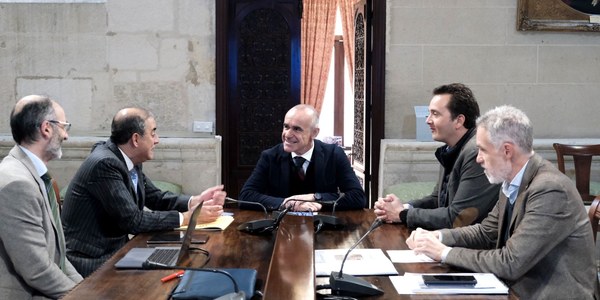 El Ayuntamiento y la Universidad de Sevilla trabajarán de forma conjunta en la estrategia de rehabilitación y puesta en uso del antiguo colegio Cervantes ubicado en el convento de Santa Clara