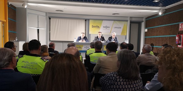 El domingo de Feria de Abril se salda sin incidencias destacables, con una gran afluencia de público, la mayor cifra de carruajes desde 2017 y menos asistencias sanitarias que en 2022 a pesar del calor