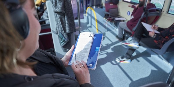 El Lope de Vega estrena ‘Dramawalker’ en los autobuses de Tussam, un proyecto coproducido con el Centro Dramático Nacional y con la ciudad y sus habitantes como protagonistas