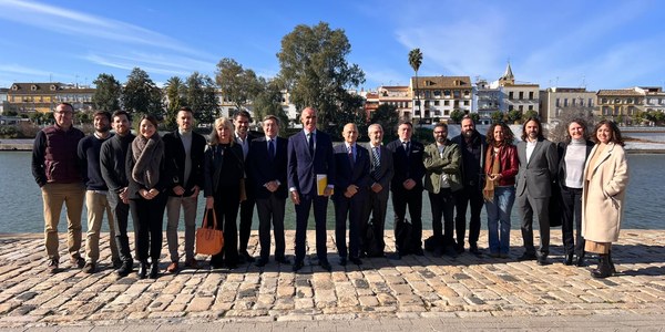 El proyecto de recuperación de la antigua fábrica de tabacos de Los Remedios arranca con un acuerdo entre el Ayuntamiento, el Puerto y el grupo KKH para acometer una fase de limpieza y acondicionamiento del talud de la ribera del río que mantendrá la arboleda e incrementará la variedad de especies vegetales