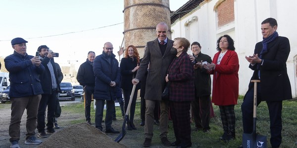 El proyecto de viviendas, espacios públicos, zonas verdes y un edificio vinculado al patrimonio industrial en torno a la Fábrica de Vidrios de la Trinidad y acordado con el movimiento asociativo inicia su ejecución con las obras de urbanización de los terrenos que irán parejas a las de las viviendas y que suman 30 millones de euros de inversión total