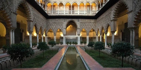 El Real Alcázar acoge una exposición que reúne una treintena de códices iluminados realizados entre los siglos XII y XVI hasta el 24 de mayo