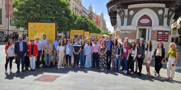 La Avenida de la Constitución acoge la exposición “Sevilla también es ciencia joven 2023” que divulga la actividad de 27 investigadores