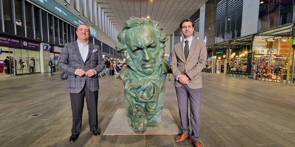 La Estación de Santa Justa alberga un ‘cabezón’ de los Premios Goya que recibirá a visitantes y viajeros dentro del calendario de actividades paralela a la gala del 11 de febrero