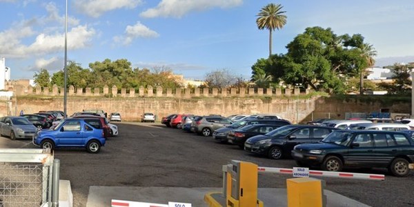 La Junta de Andalucía insta al Ayuntamiento a cesar el uso como aparcamiento provisional del solar anexo a los Jardines del Valle para iniciar los trabajos previos a la construcción de un colegio