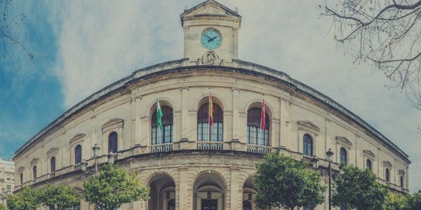 La Junta Municipal del Distrito Casco Antiguo aprueba la colocación de una placa en la calle Álvarez Quintero en homenaje a Juan Robles, referente de la gastronomía sevillana