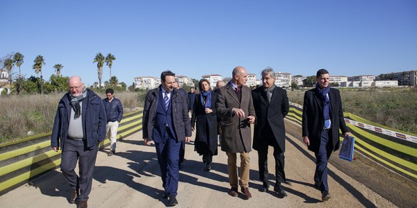La urbanización de los suelos de la antigua Algodonera de Alcosa se inicia para hacer realidad 919 viviendas, de ellas 451 protegidas, 50.000 m2 de zonas verdes y espacios libres y equipamientos públicos en sus edificios patrimoniales y con una inversión estimada de 65 millones de euros