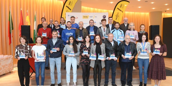 Los sevillanos Rubén Álvarez y Remedios Pérez, distinguidos como mejores corredores sevillanos del Zurich Maratón de Sevilla