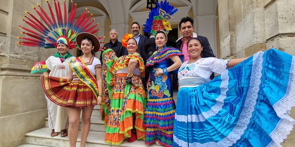 Más de 1.000 personas participan en el VII Carnaval Boliviano e Iberoameriano que el Ayuntamiento lleva el sábado de Puerta de Jerez a La Campana