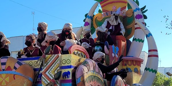 Más de 7.600 personas participan en las 22 cabalgatas de Reyes Magos que recorrerán los distintos barrios de los Distritos de la ciudad desde hoy y hasta el 6 de enero