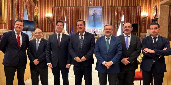 Más de un centenar de cámaras de alta definición y con capacidad para detectar movimientos sospechosos de personas, drones, rastreo de redes sociales como actuación preventiva y más de 4.100 agentes en la calle entre Policía Local, Policía Nacional y Guardia Civil conforman el dispositivo de seguridad coordinado desde el CECOP con el que se enfila el ecuador de la Semana Santa 2023