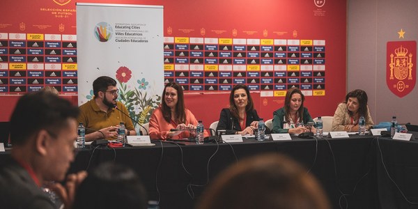 Representantes de 125 ciudades de cuatro continentes se dan cita en Sevilla en la Asamblea Mundial de Ciudades Educadoras, en la que han aprobado el Plan de Acción para 2023 y un código ético para este organismo