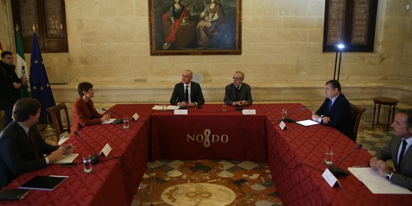 Sevilla contará con una mesa institucional conformada por Gobierno de España, Junta y Ayuntamiento que priorizará en sus trabajos el desarrollo de la capitalidad, la intervención en zonas con necesidad de transformación social y acelerar las infraestructuras de movilidad necesarias