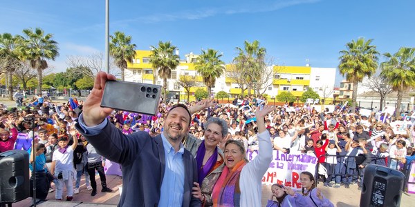Unas 1.500 personas asisten a la Marcha por la Igualdad de Torreblanca en la que participan todos los centros educativos del barrio