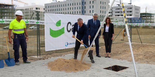 Colocación de la primera piedra de las 137 viviendas del residencial 'Puerta Jerez', en el nuevo barrio de Palmas Altas